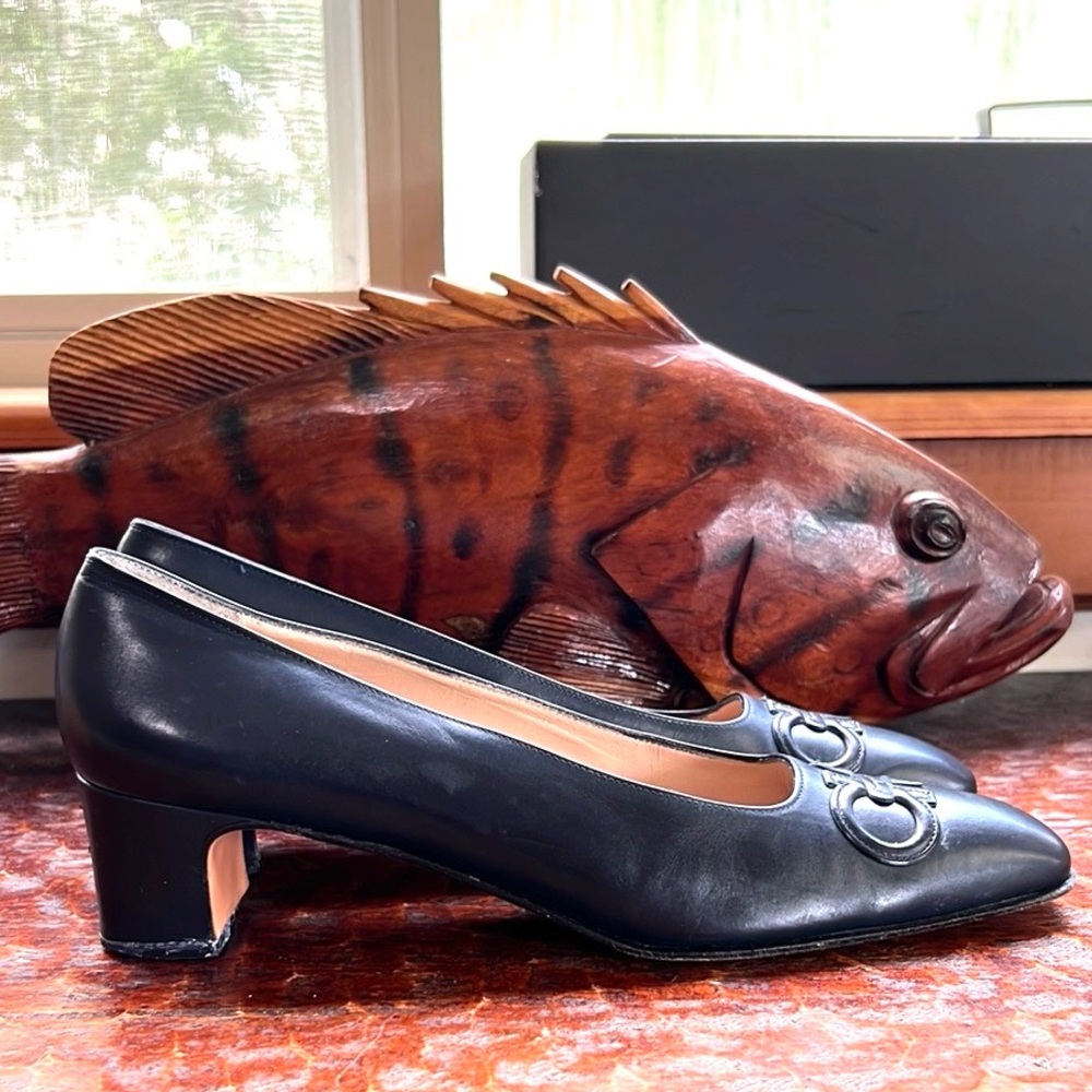 Salvatore Ferragamo Pumps Navy Blue Leather Signature Logo Size 8.5 AAAA Italy